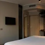 לינה וארוחת בוקר The Place 3*